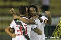 Jogadores comemoram gol de Eder Luis