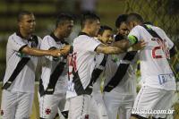Jogadores comemoram gol de Eder Luis