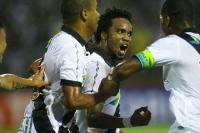 Jogadores comemoram gol de Carlos Alberto