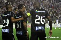 Jogadores comemoram gol de Bernardo