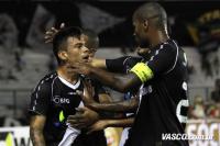 Jogadores comemoram gol de Bernardo