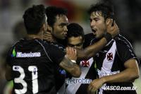 Jogadores comemoram gol de Carlos Alberto