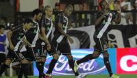 Jogadores comemoram gol de Andr Ribeiro