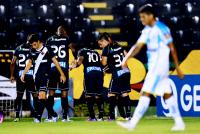 Jogadores comemoram gol de Carlos Alberto