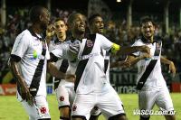 Jogadores comemoram gol de Ded