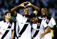 Jogadores comemoram gol de Ded