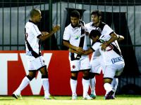 Jogadores comemoram gol de Leonardo