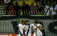 Jogadores comemoram gol de Leonardo