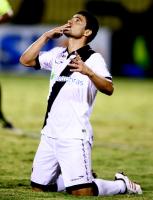 Jogadores comemoram gol de Leonardo