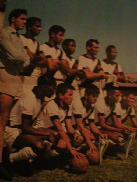 Vasco Campeo Invicto do Torneio Pentagonal do Mxico de 1963. Ita, Joel, Brito, Maranho, Barbosinha e Dario. Agachados: Sabar, Viladonega, Saulzinho, Lorico e Ronaldo.