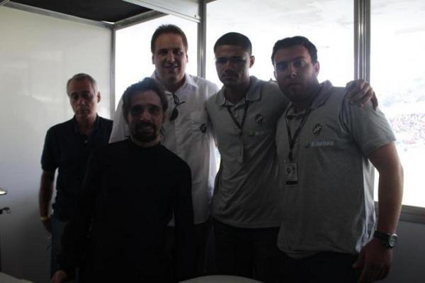 Vice de marketing Eduardo Machado (de branco) na Taa das Favelas