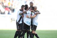 Jogadores comemoram gol do Vasco