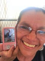 Ana mostra a foto que tirou com Ricardo Gomes