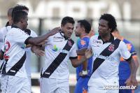 Jogadores comemoram gol de Eder Luis