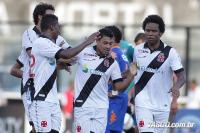 Jogadores comemoram gol de Eder Luis