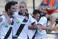 Jogadores comemoram gol de Eder Luis