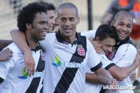 Jogadores comemoram gol de Eder Luis