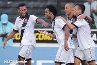 Jogadores comemoram gol de Carlos Alberto