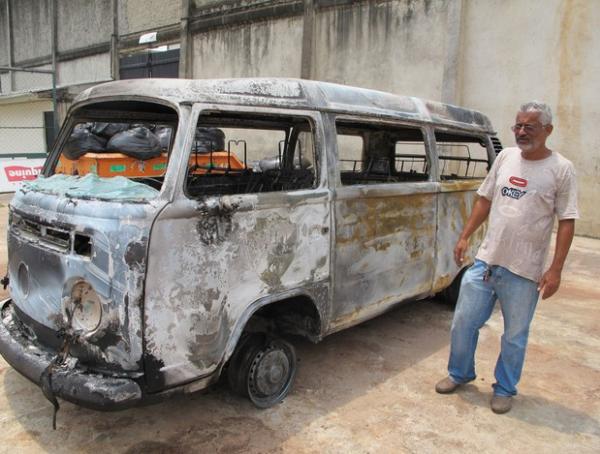 Kombi destruda pelo fogo