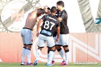 Jogadores comemoram gol de Bernardo