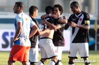 Jogadores comemoram gol de Bernardo