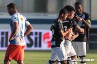 Jogadores comemoram gol de Bernardo