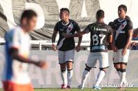 Jogadores comemoram gol de Bernardo