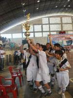 ndio segurando a Taa de mais um ttulo no Futsal