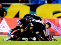 Jogadores comemoram gol de Ded