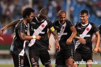 Jogadores comemoram gol de Ded