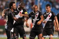 Jogadores comemoram gol de Ded