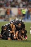 Jogadores comemoram gol de Ded