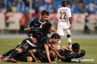 Jogadores comemoram gol de Ded