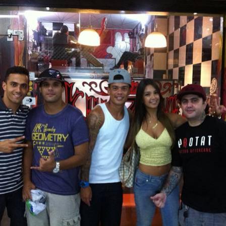 Bernardo no estdio em que fez a nova tatuagem