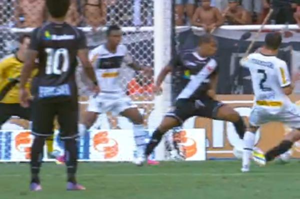 Imagem mostra Vitinho atrapalhando Alessandro