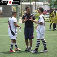 Rodrigo Terra orientando sua equipe em um dos amistosos.