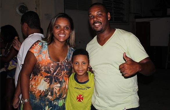 Marcelinho ao lado do pai Marcelo e da me Elaine