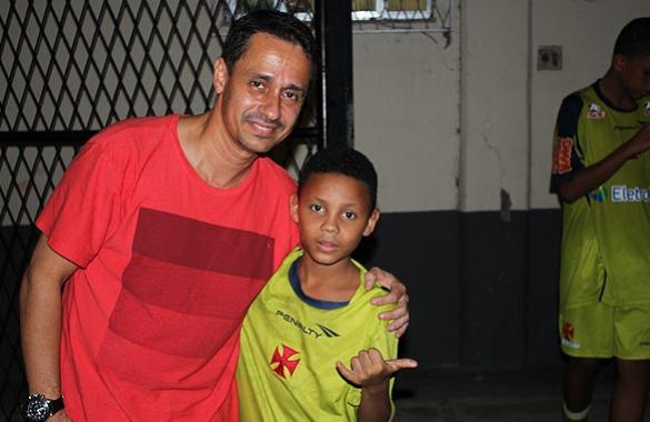 Marcelinho ao lado do diretor de futsal Alex Perpeto