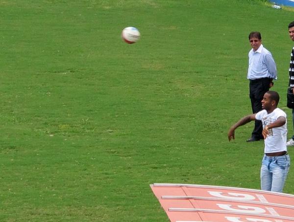 Ded troca os ps pelas mos na manh deste sbado