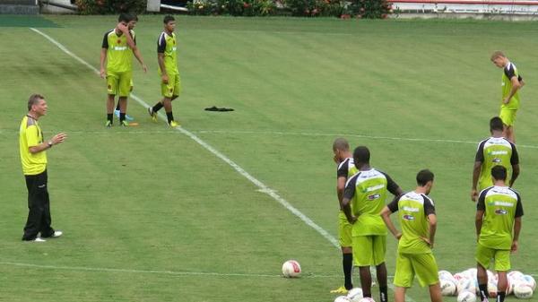 Paulo Autuori orienta os jogadores a trocarem passes de primeira em So Janurio