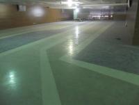 Sada do vestirio d em corredor com acesso ao gramado (ao fundo, com tapume)