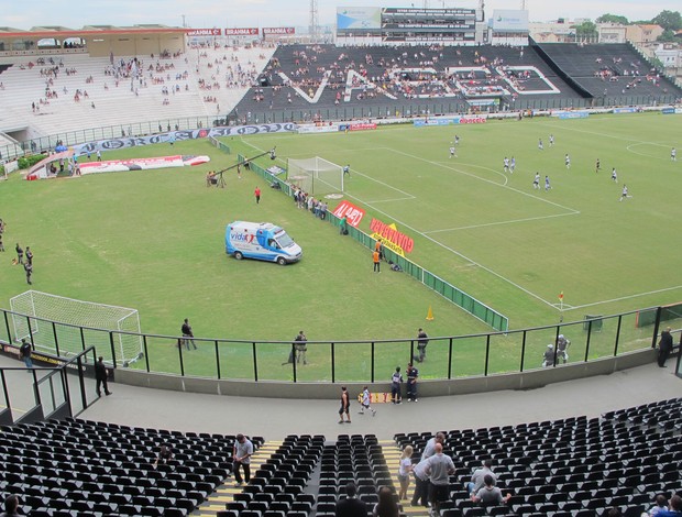 Ônibus de Vasco e Botafogo lado a lado no estacionamento do Engenhão -  NETVASCO