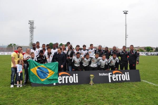 Roberto Zantedeschi de blusa preta segurando a bandeira do Brasil