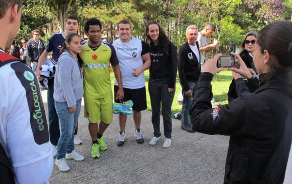 Estudantes tiram fotos com Carlos Alberto na Universidade de Juiz de Fora