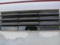 As janelas dos vestirios e banheiros esto quebradas e em pssimo estado de conservao