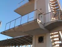 Plataforma para saltos em pssimo estado de conservao no parque aqutico do Vasco