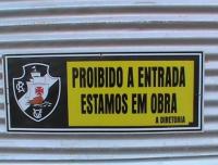 No existe qualquer obra no local apesar da placa e dos tapumes em So Janurio