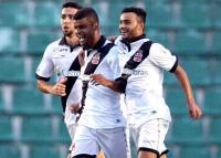 Jogadores comemoram gol de Alisson