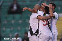 Jogadores comemoram gol de Alisson