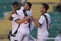 Jogadores comemoram gol de Alisson